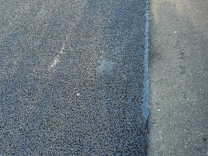 A close view of the edge and joint line.