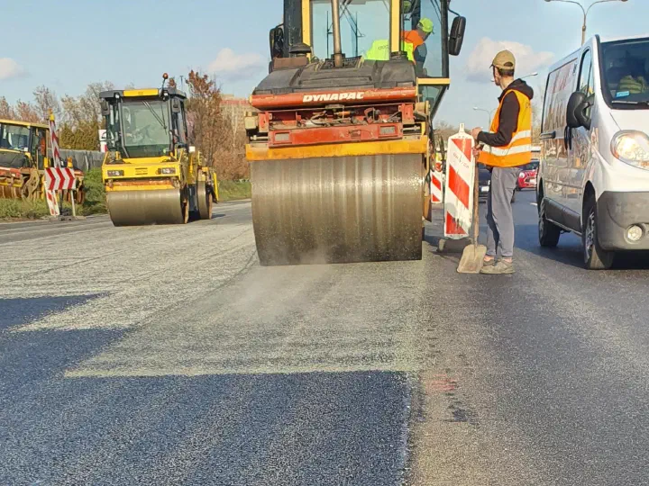 Rollers at work beside the connection between adjacent lanes.