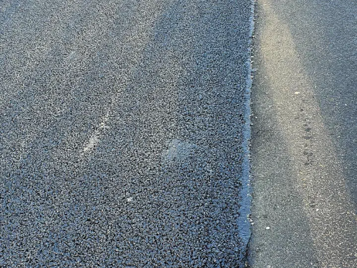 Detail of the connection line between adjacent pavement lanes.