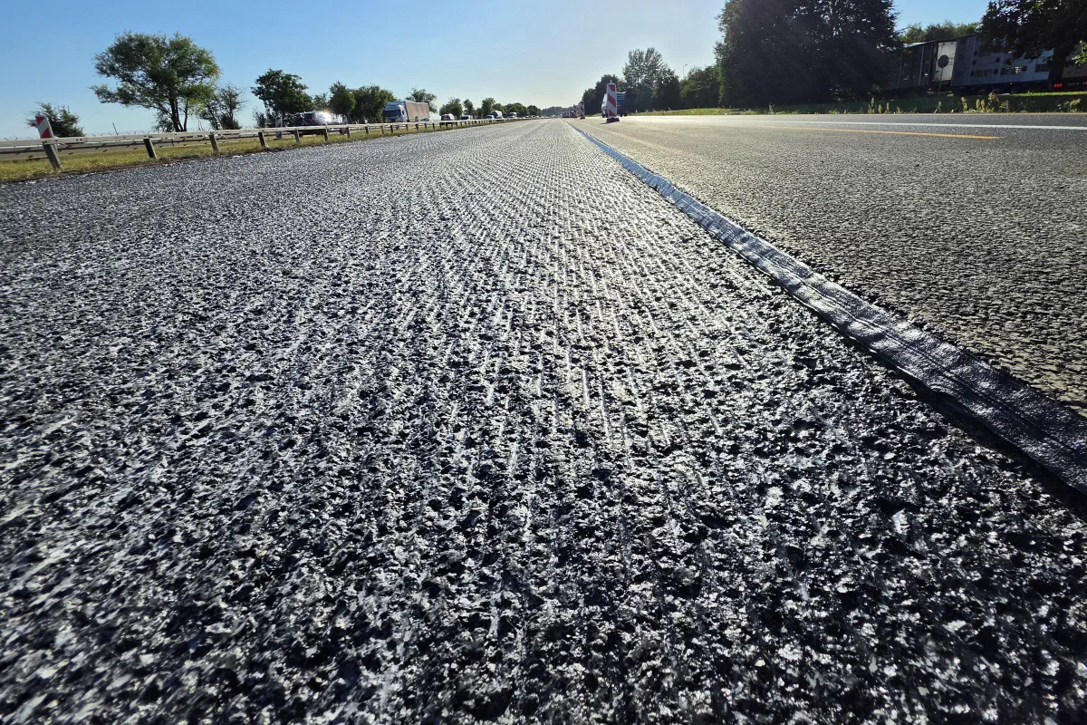 A view along the joint showing its course.